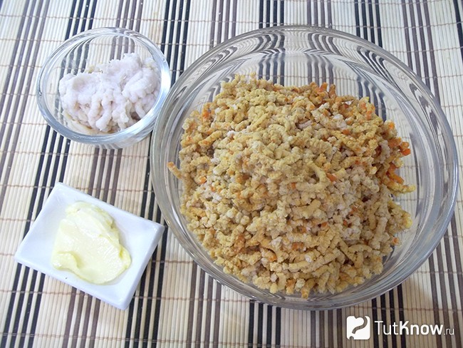 Продукты и сало перекручены и соединены