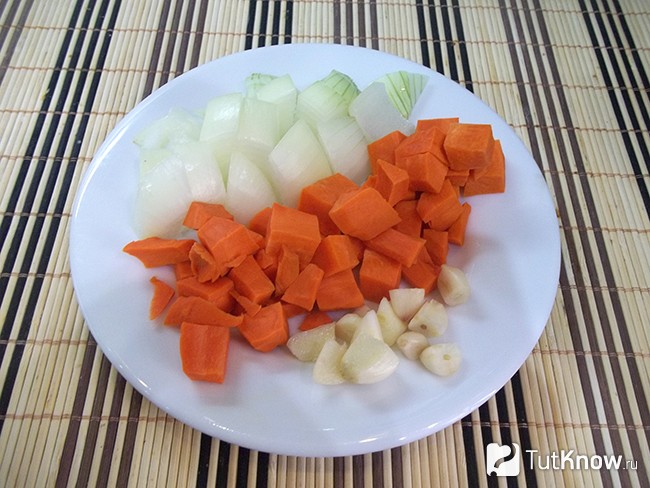 Морковь, лук и чеснок очищены и нарезаны кубиками