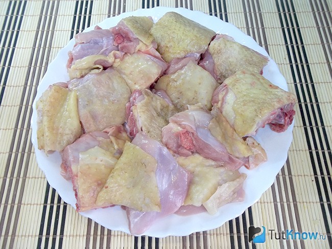 Курица вымыта и нарезана кусочками