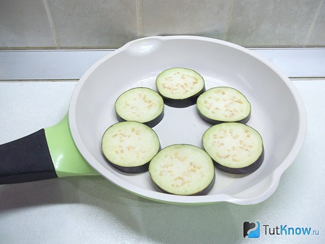 Баклажаны нарезаны кольцами и жарятся в сковороде