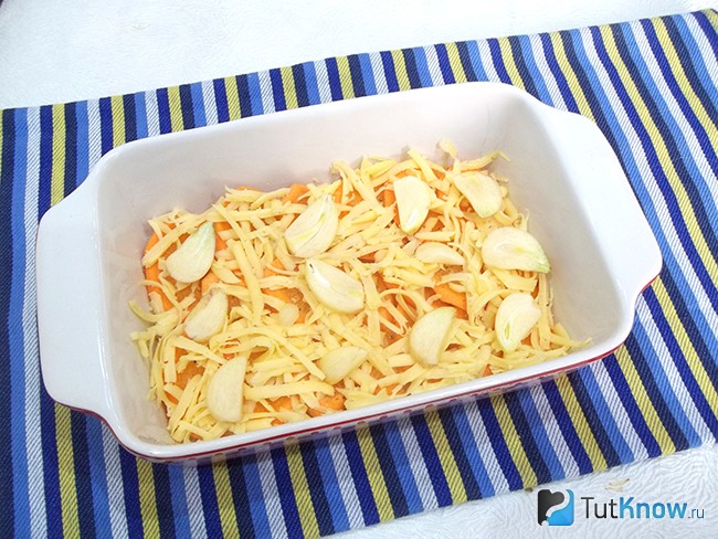 Продукты присыпаны сыром и чесноком