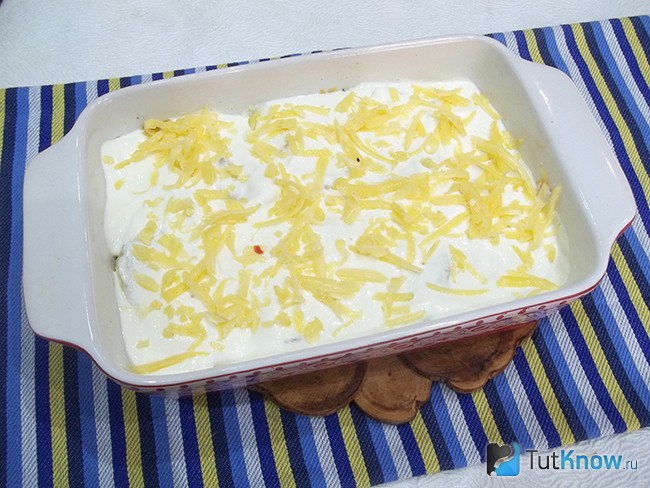 Продукты залиты сливками и присыпаны сыром