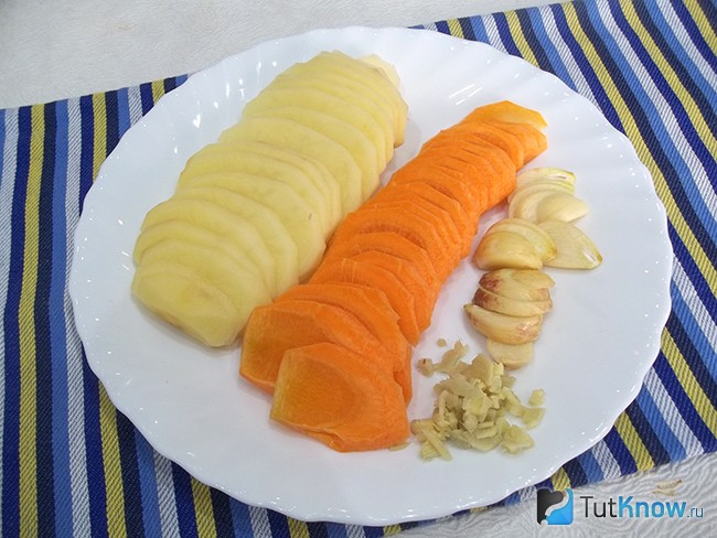 Картофель, морковь, чеснок и имбирь очищены и нарезаны