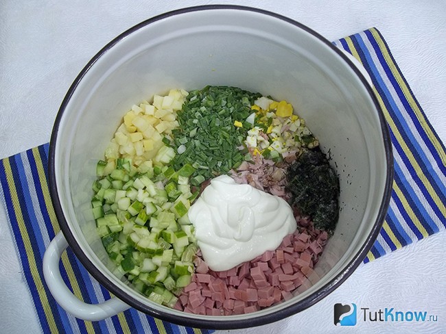 Продукты соединены в кастрюле