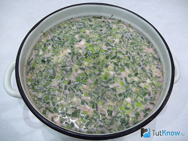Продукты залиты свекольным отваром и вымешаны