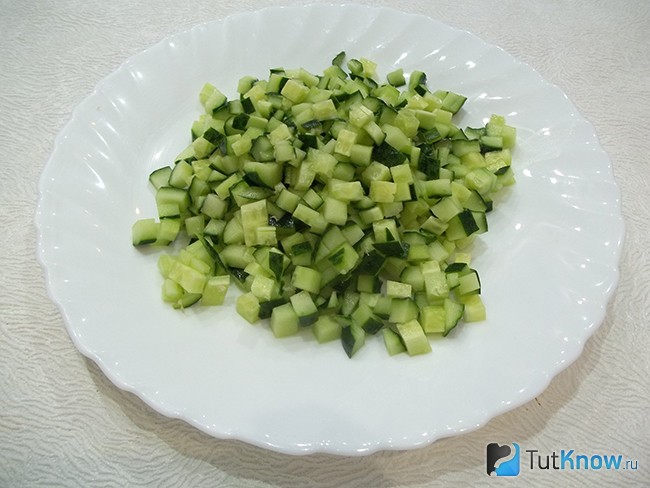 Огурцы нарезаны кубиками