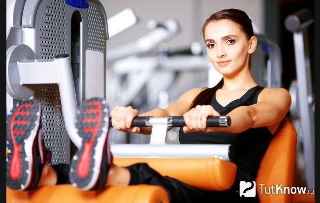 Спортсменка тренируется в зале