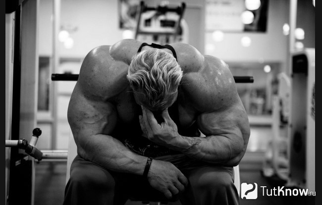 Спортсмен склонился от усталости после тренировки