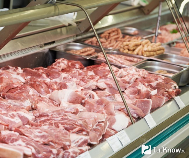 Мясо и мясные продукты на витрине