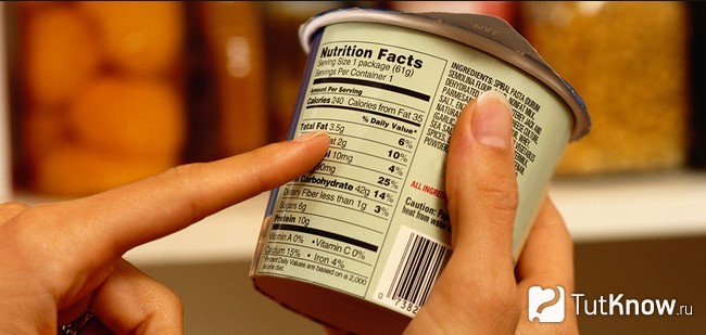 Человек читает этикетку на продукте