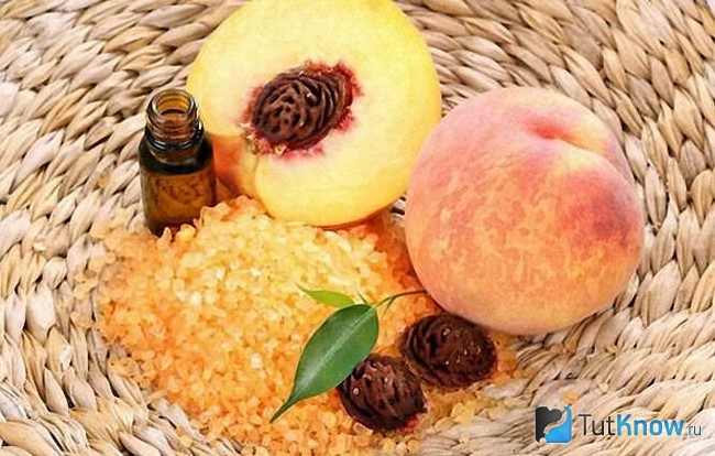 Персики с косточками и масло персиковых косточек