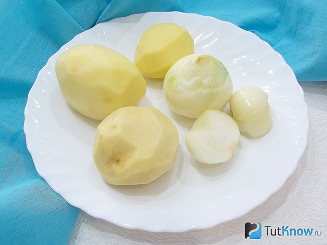 Картофель и лук очищен и вымыт