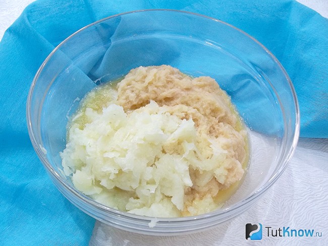 Картофель и лук натерты на терке