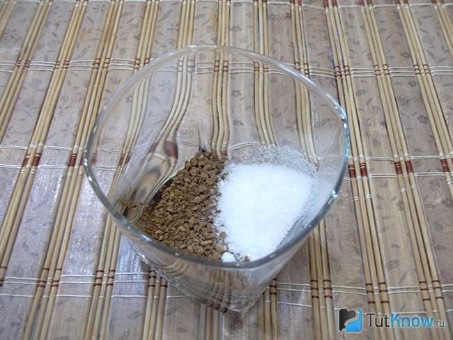 Кофе и сахар насыпаны в стаканы