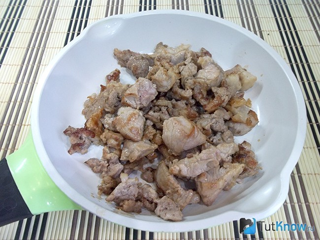 Мясо обжарено на сковороде
