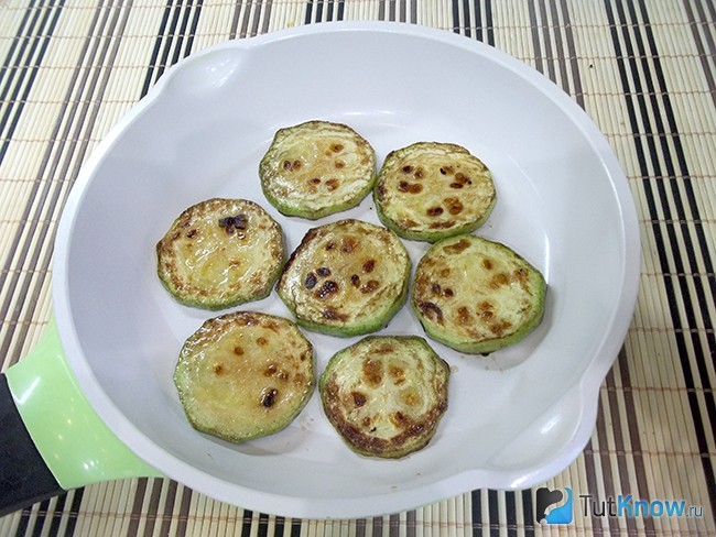 Кабачки прожарены на сковороде