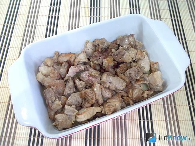 Мясо выложено в форму для выпечки