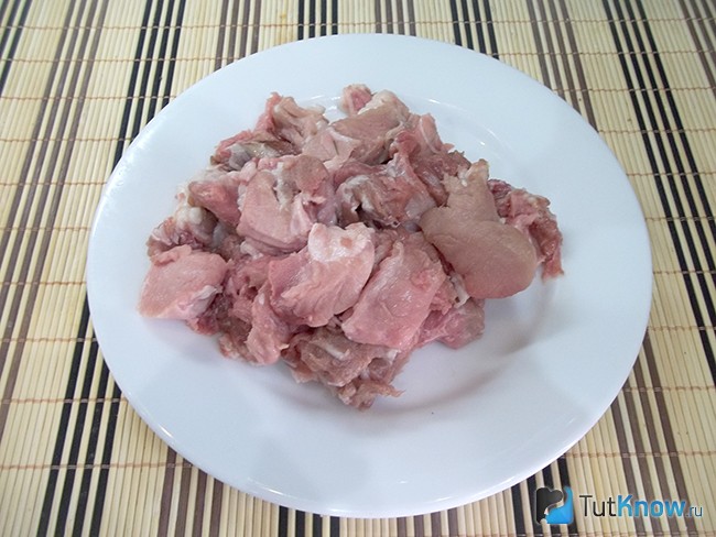 Мясо нарезано кусочками