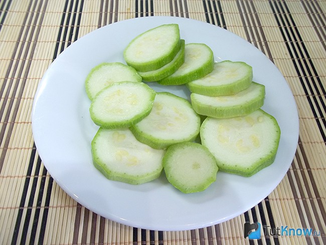 Кабачки нарезаны кольцами