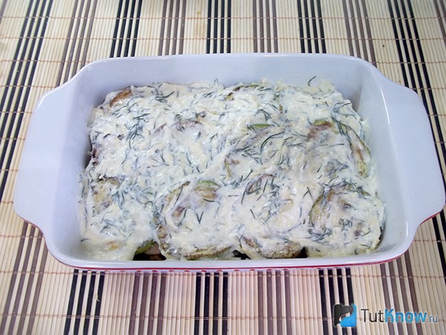 Кабачки смазаны сметаной массой
