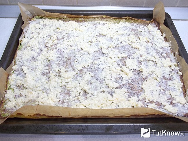 Кабачковый корж смазан сырной массой