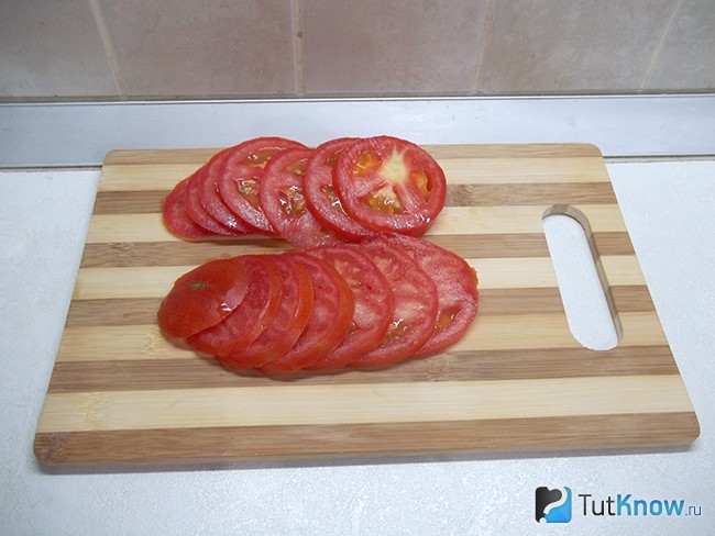 Помидоры нарезаны кольцами