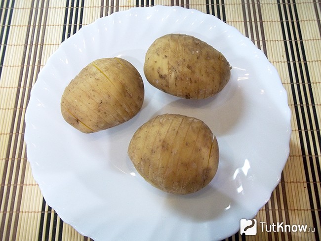 Картофель вымыт и на клубнях сделаны продольные разрезы
