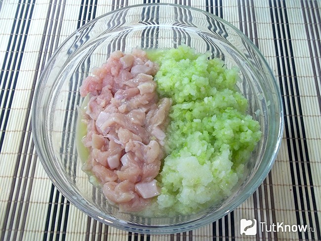 Кусочки мясо соединены с перекрученными кабачками, луком и чеснок