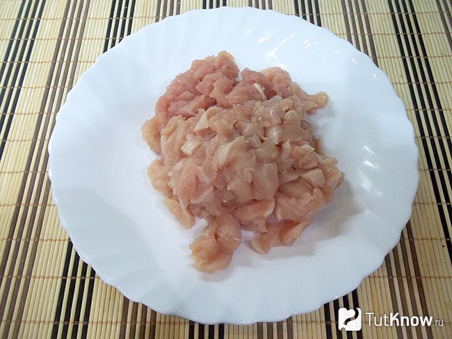 Мясо нарезано кусочками