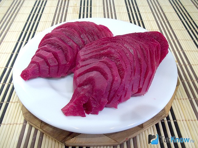 Отваренная свекла нарезана кусочками