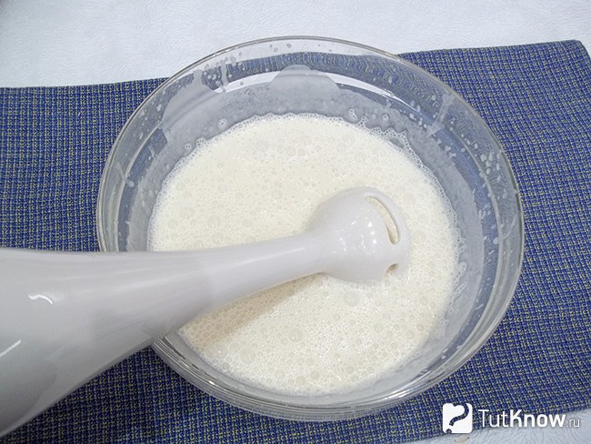 К продуктам налита вода и блендером вымешано тесто
