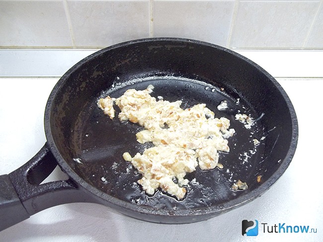 Лук со сметаной и мукой жарится на сковороде