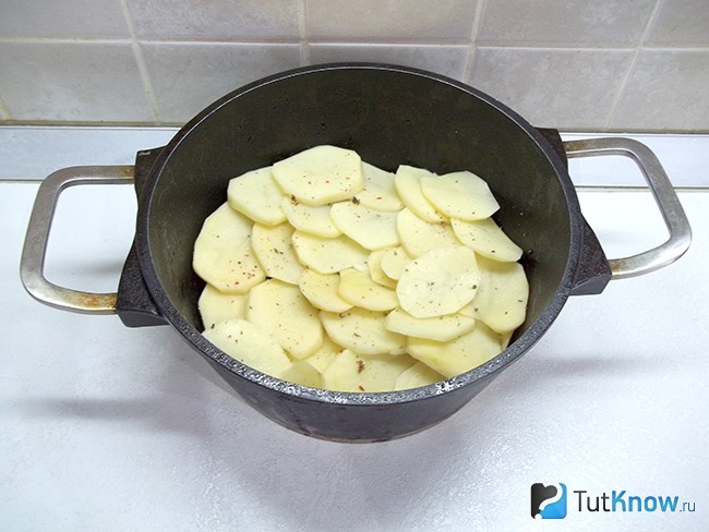 К жареному мясу выложен слой картофеля