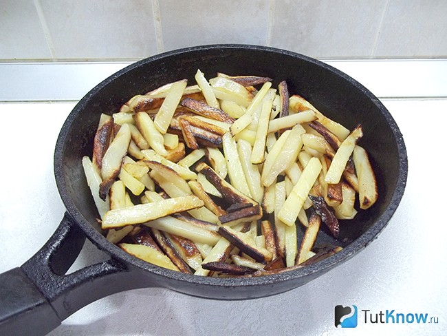 Картофель жарится