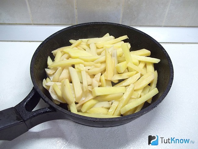 картофель положен в сковороду для жарки