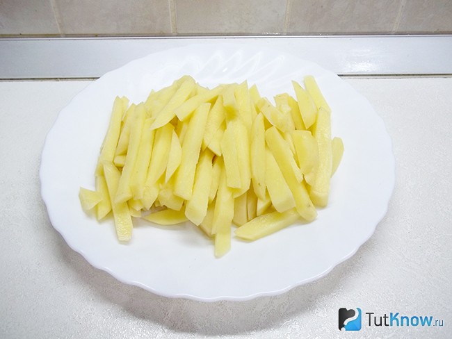 картофель нарезан соломкой
