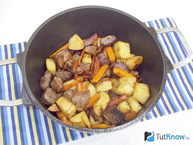Мясо, картофель и морковь жарятся