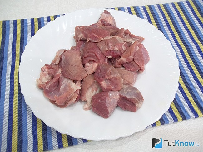 Мясо нарезано кусочками