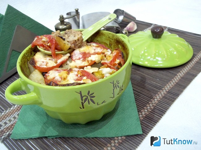 Готовая курица с овощами в горшочке