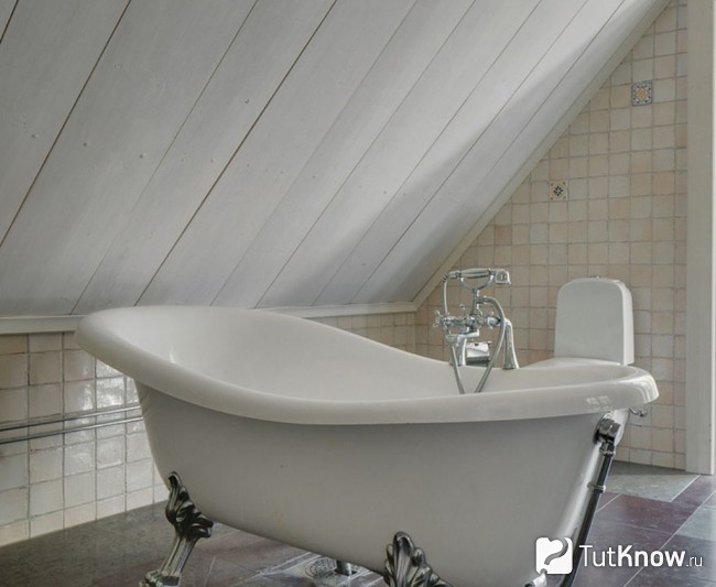 Скошенный потолок в ванной