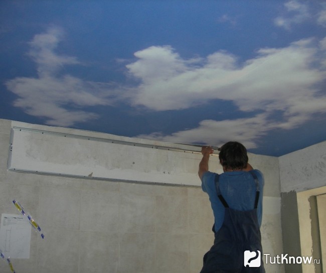 Монтаж натяжного потолка «Небо с облаками»