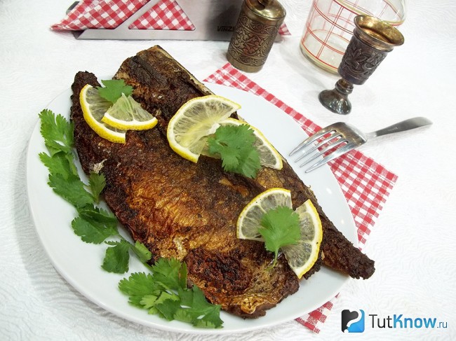 Готовая жареная скумбрия на сковороде