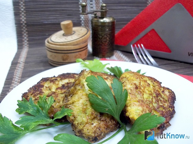 Готовые котлеты из курицы и кабачков