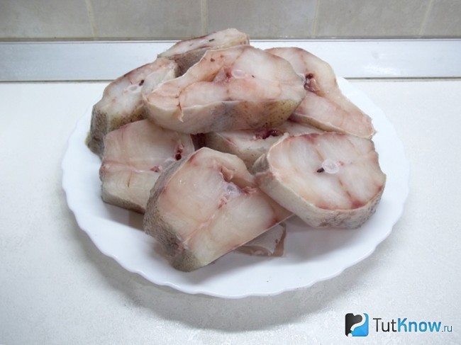 Рыба очищена и нарезана кусочками