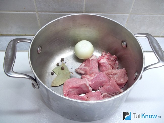 Мясо нарезано и опущено в кастрюлю для варки вместе с пряностями