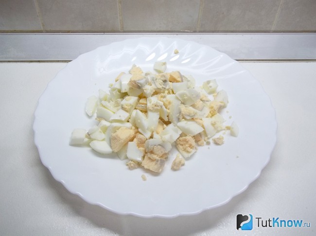 Отваренные яйца нарезаны кусочками