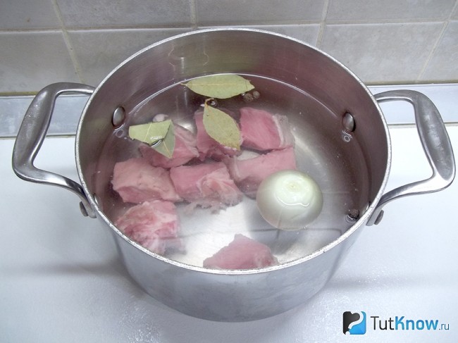 Мясо залито водой