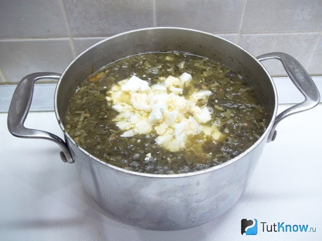 Отваренные яйца опущены в кастрюлю для варки