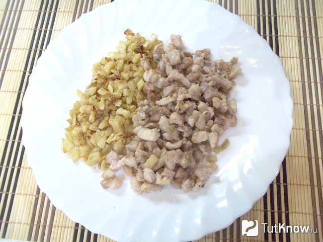 Жареное мясо прожарено соединено и жареной мякотью кабачка