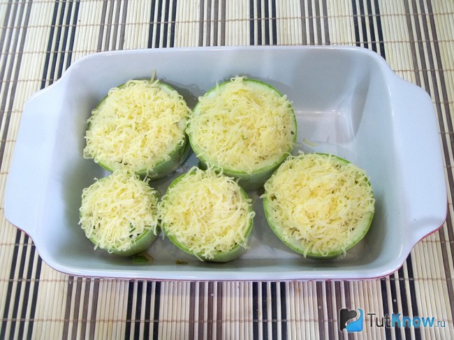 Закуска присыпана сыром
